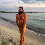 Rubén Cortada, totalmente desnudo en la playa