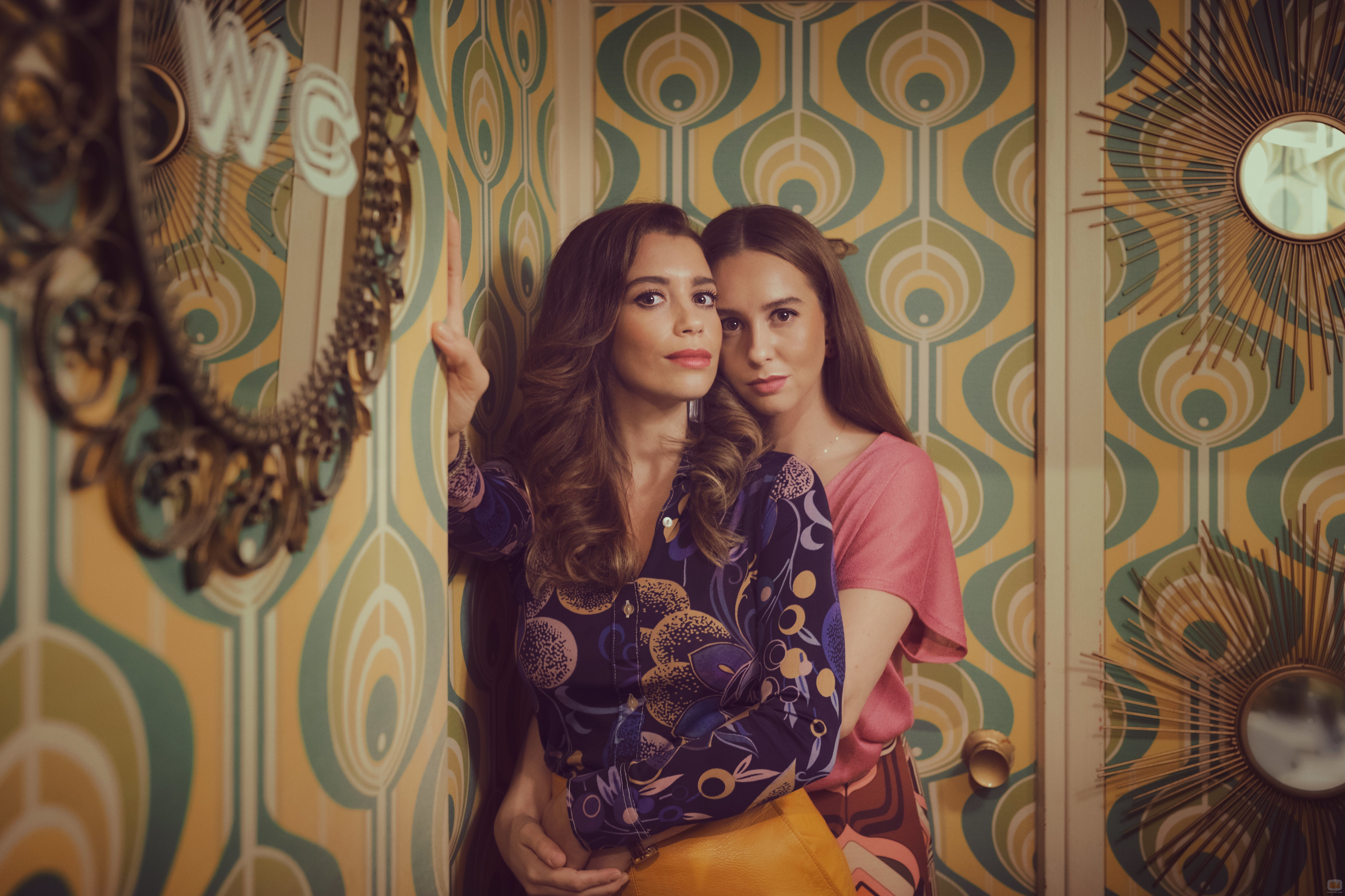 Amelia y Luisita, abrazadas, posan en '#Luimelia 77'