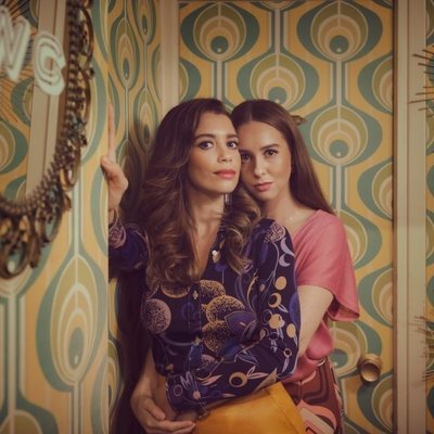 Amelia y Luisita, abrazadas, posan en '#Luimelia 77'
