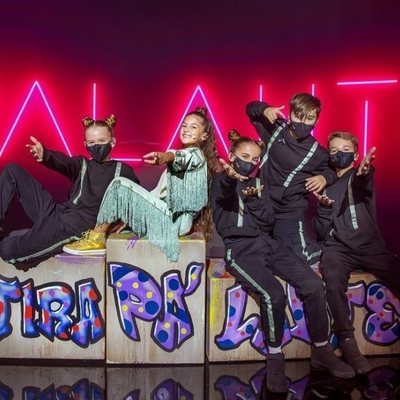 Soleá junto a sus bailarines en el escenario de Eurovisión Junior 2020