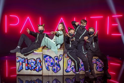 Soleá junto a sus bailarines en el escenario de Eurovisión Junior 2020