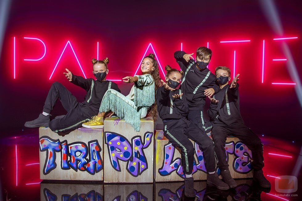 Soleá junto a sus bailarines en el escenario de Eurovisión Junior 2020