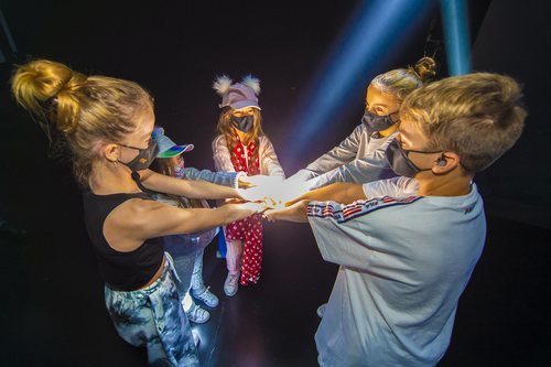 Soleá y sus bailarines unen sus manos antes de Eurovisión Junior 2020