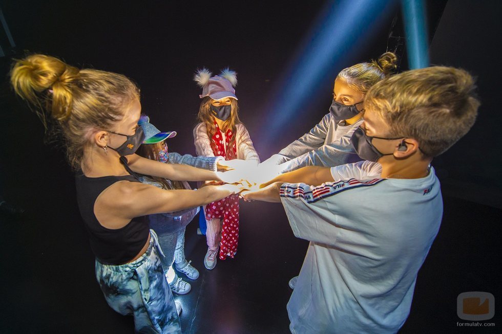 Soleá y sus bailarines unen sus manos antes de Eurovisión Junior 2020