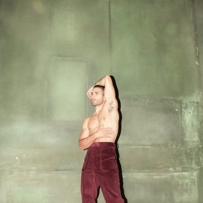 Miguel Ángel Silvestre, muy sensual en un posado sin camiseta para Madmenmag