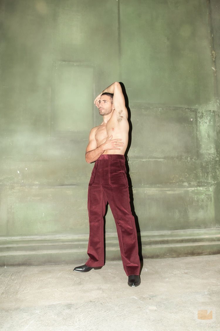Miguel Ángel Silvestre, muy sensual en un posado sin camiseta para Madmenmag