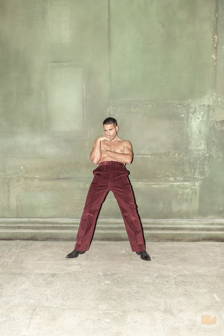 Miguel Ángel Silvestre, muy sexy posando sin camiseta para Madmenmag