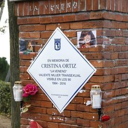 La placa en recuerdo de Cristina La Veneno en detalle