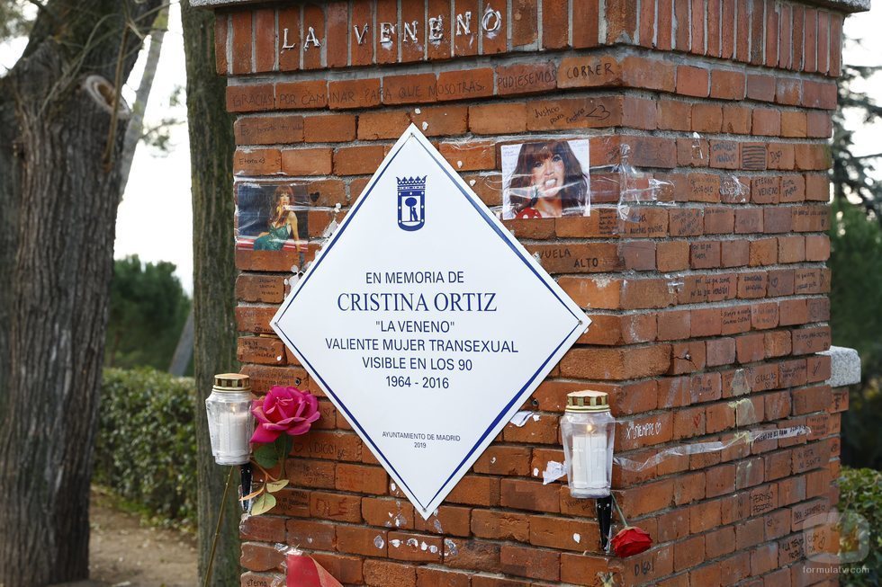 La placa en recuerdo de Cristina La Veneno en detalle