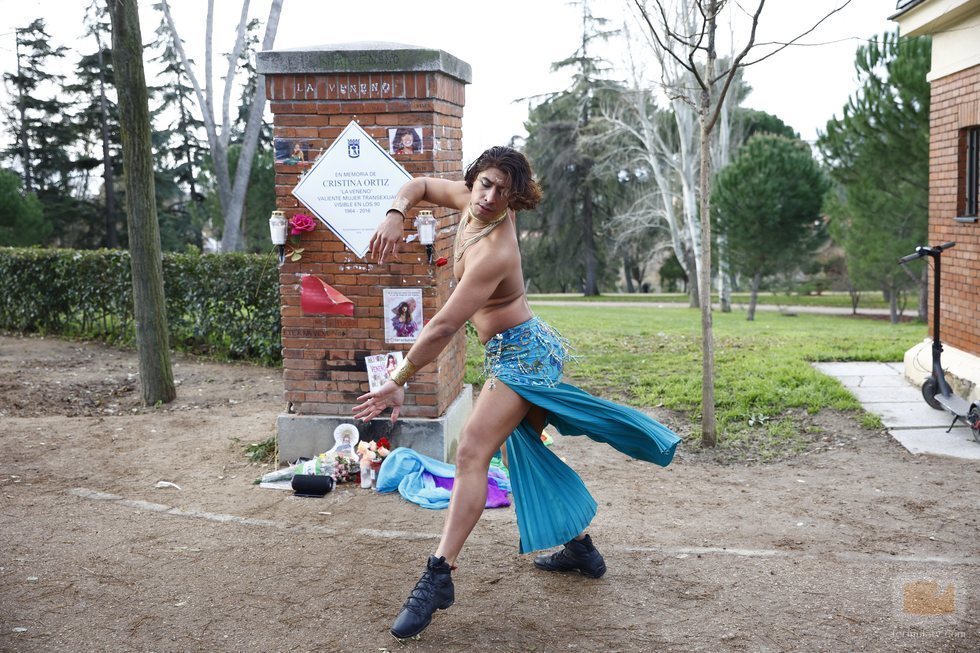 Performance en homenaje a Cristina La Veneno ante su placa en el Parque del Oeste