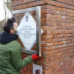 Un operario repone la placa en homenaje a Cristina La Veneno