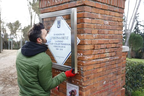 Un operario repone la placa en homenaje a Cristina La Veneno