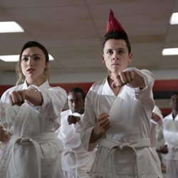 Tory y Eli en la tercera temporada de 'Cobra Kai'