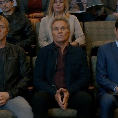 Johnny Lawrence, John Kreese y Daniel LaRusso en la tercera temporada de 'Cobra Kai'