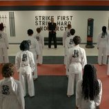 John Kreese imparte clase en la tercera temporada de 'Cobra Kai'