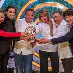 Raquel Meroño, ganadora de 'MasterChef Celebrity 5', posa con los jueces y su trofeo