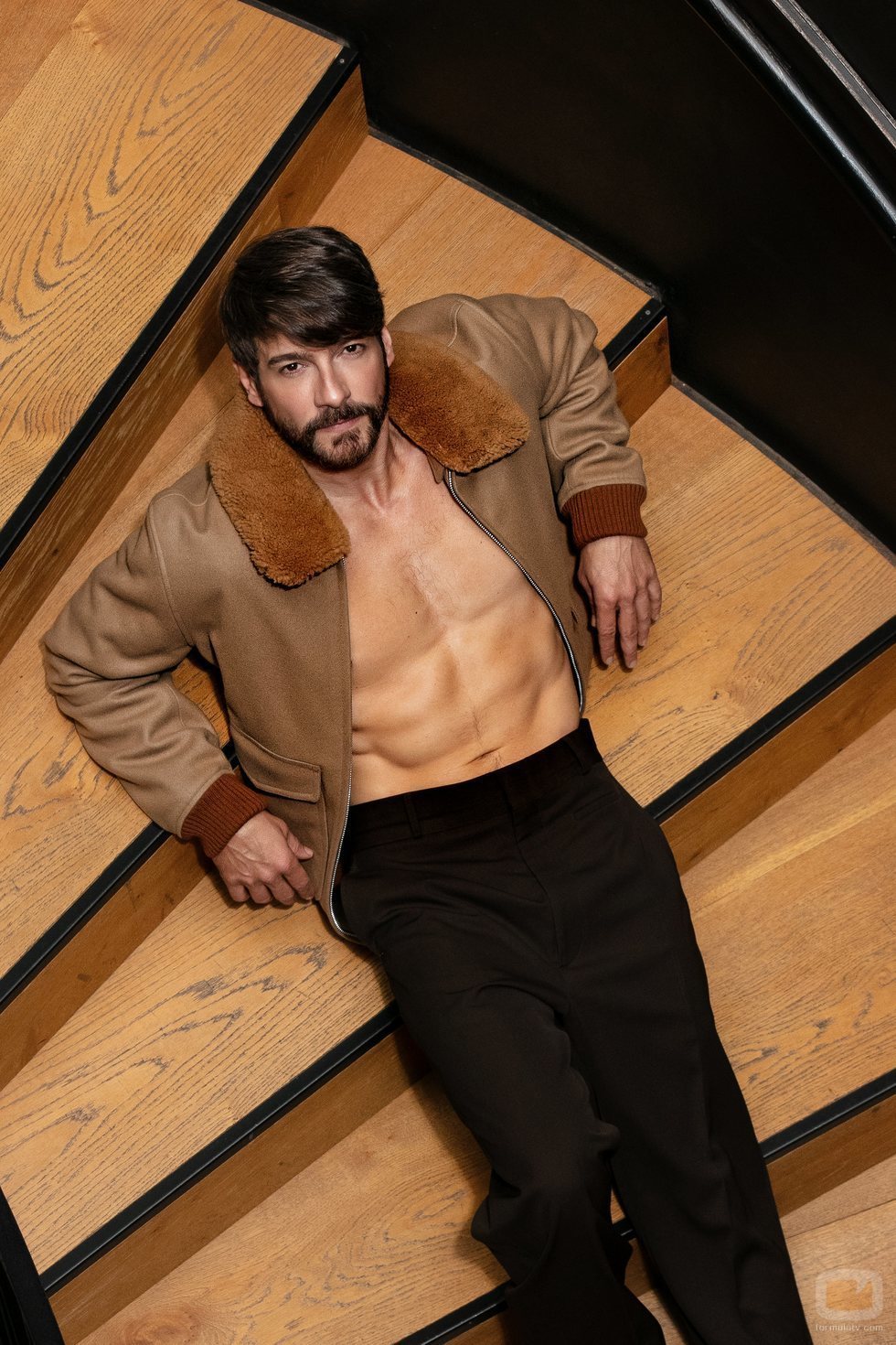 El sugerente posado de Félix Gómez para Dear Magazine