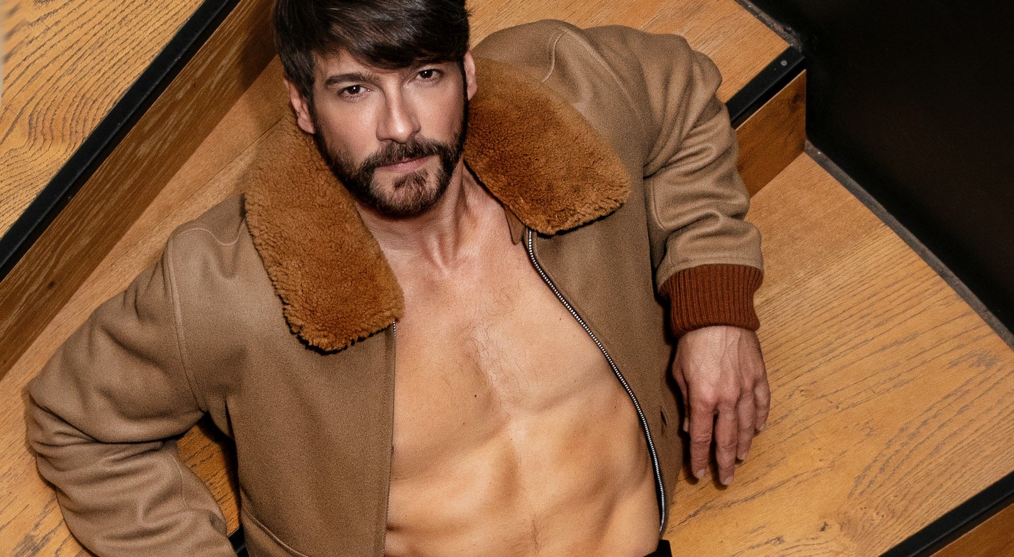 El sugerente posado de Félix Gómez para Dear Magazine