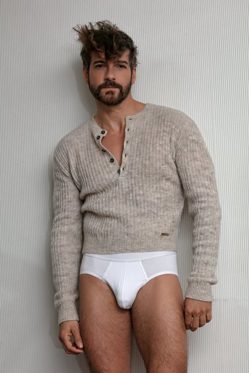 Félix Gómez luce cuerpo en calzoncillos para Dear Magazine