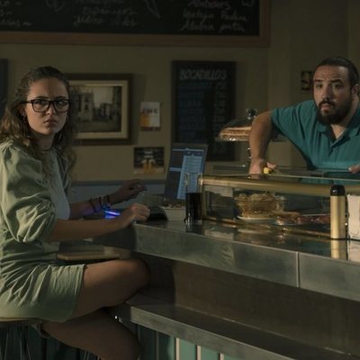Franky Martín en el bar en 'Alba'