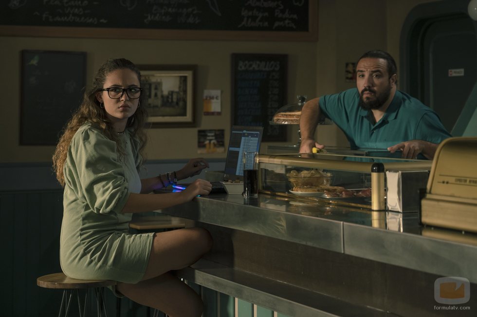 Franky Martín en el bar en 'Alba'