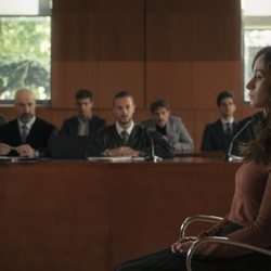 Elena Rivera sentada en un juzgado en 'Alba'