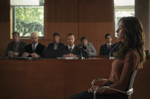 Elena Rivera sentada en un juzgado en 'Alba'