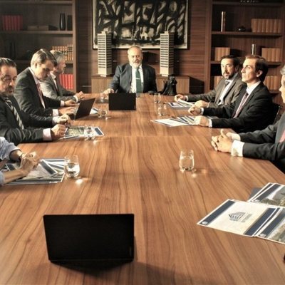 Tito Valverde a la cabeza de parte del reparto de 'Alba'