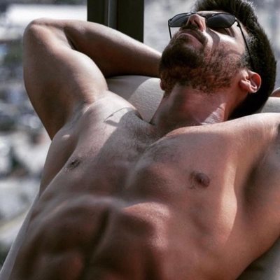 Can Yaman, con el torso desnudo, en 'Mr. Wrong (Bay Yanlis)'