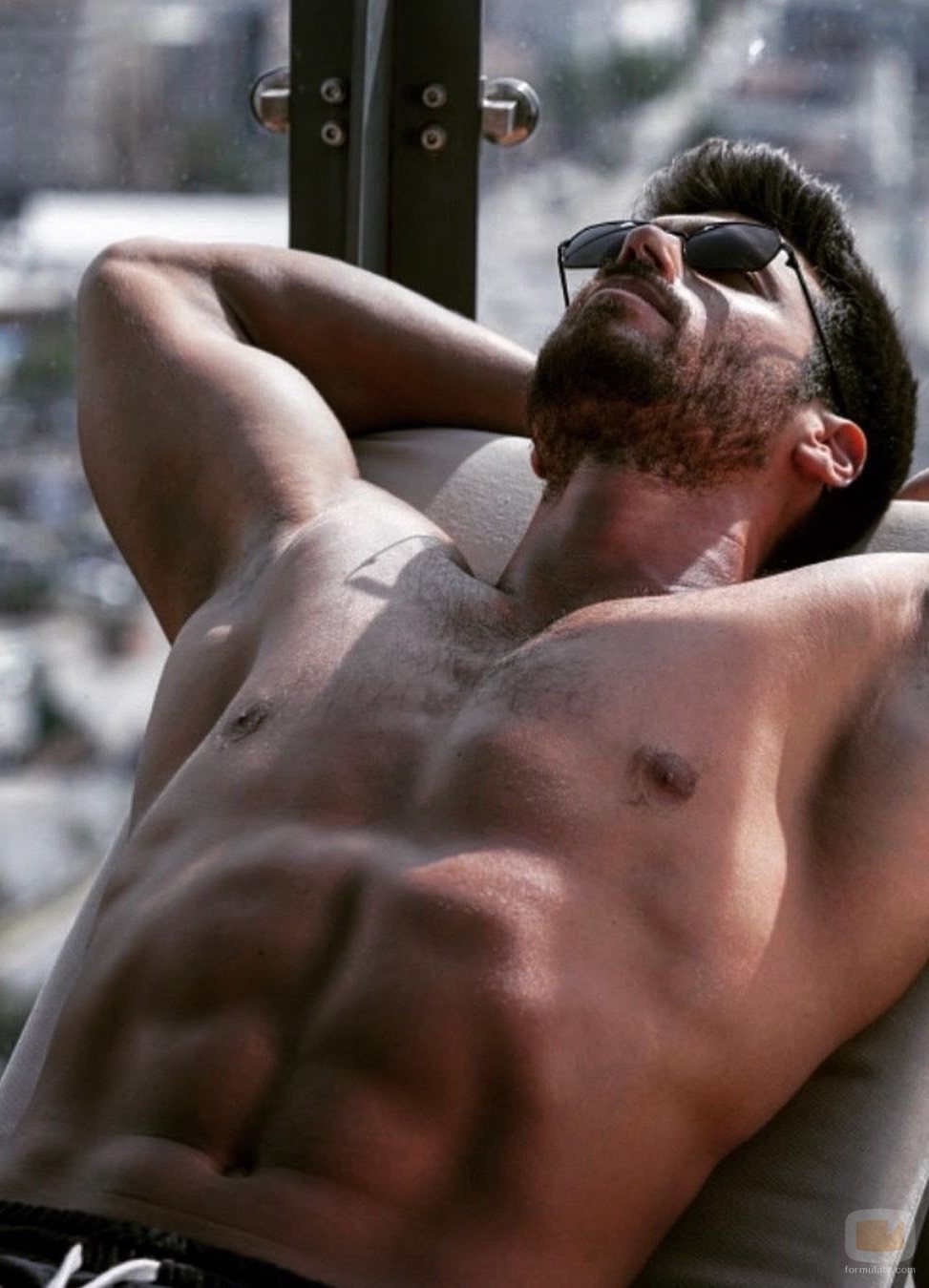 Can Yaman, con el torso desnudo, en 'Mr. Wrong (Bay Yanlis)'
