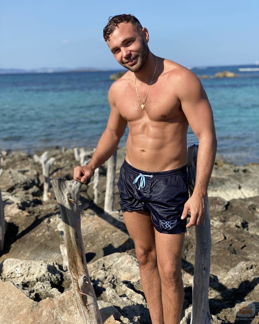 Cristian Suescun luce su torso desnudo en el mar