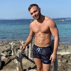 Cristian Suescun luce su torso desnudo en el mar