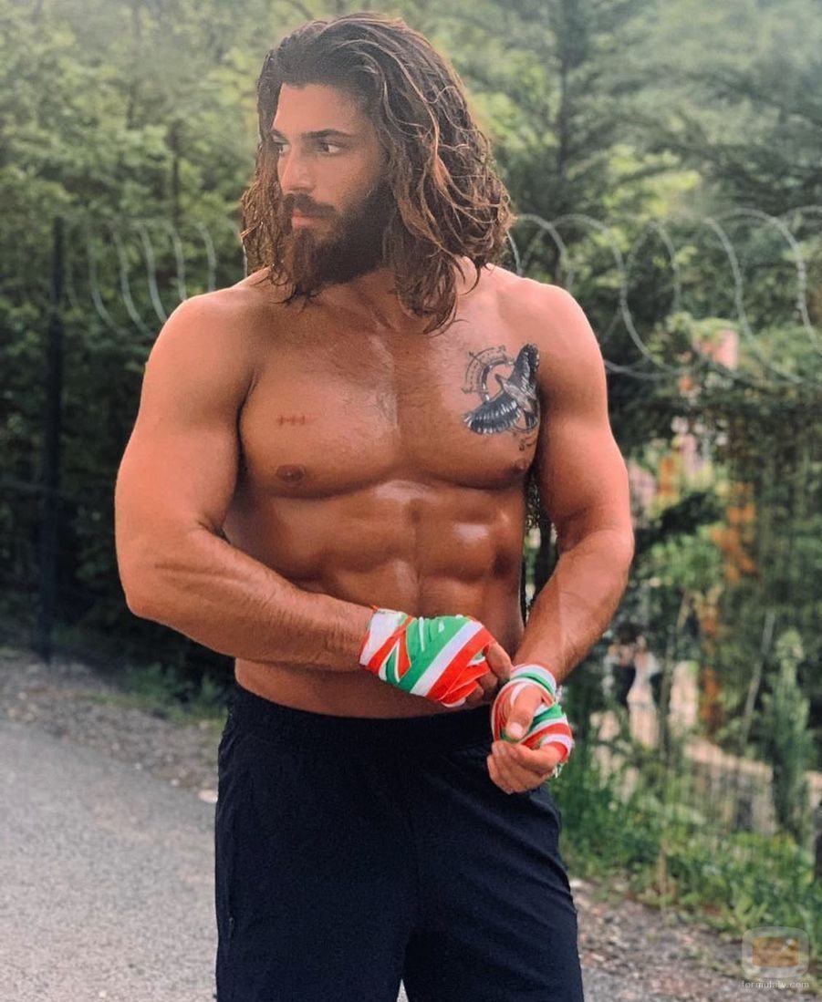 Can Yaman se entrena para ser Sandokán