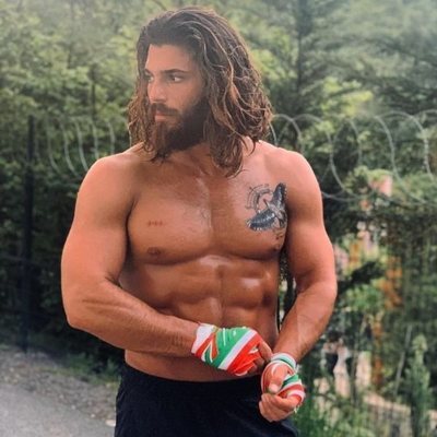 Can Yaman se entrena para ser Sandokán