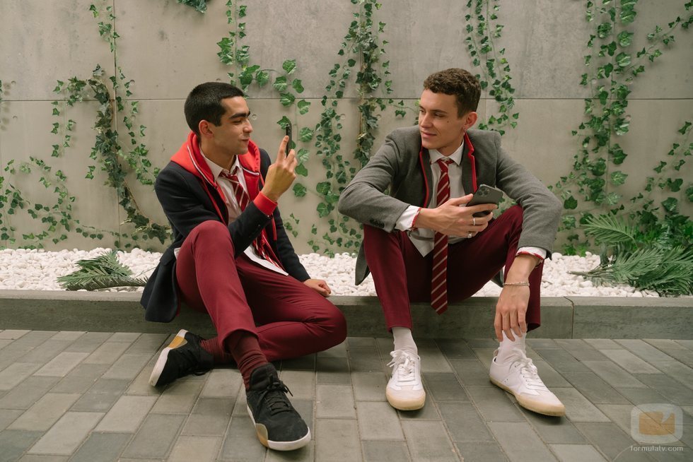 Omar Ayuso y Arón Piper rodando la cuarta temporada de 'Élite'