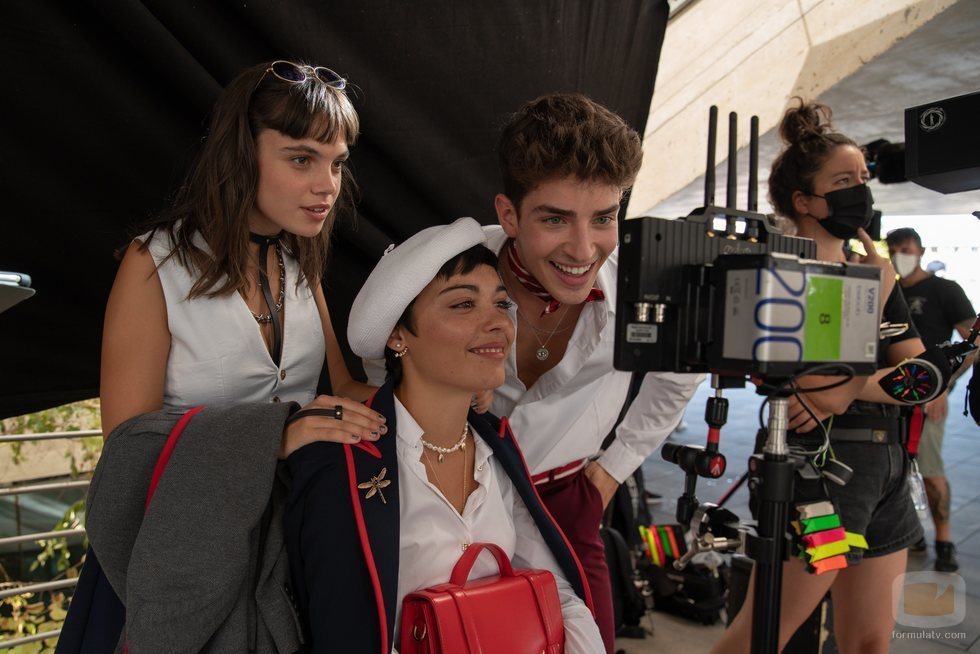 Martina Cariddi, Carla Díaz y Manu Ríos en el rodaje de la cuarta temporada de 'Élite'