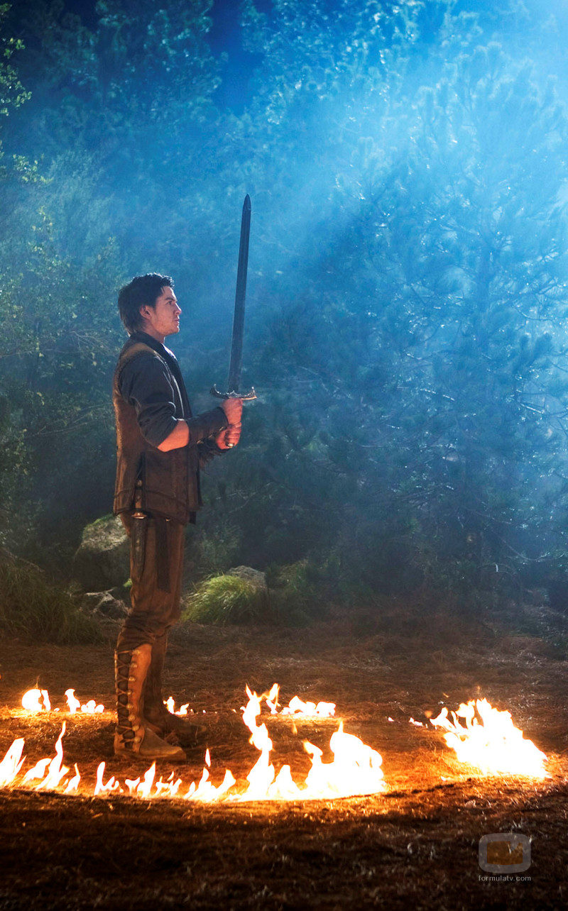 Craig Horner con una espada