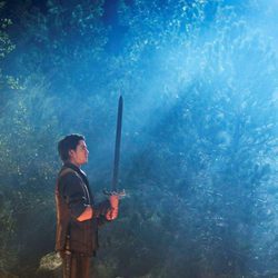 Craig Horner con una espada