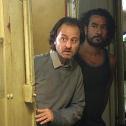 Fisher Stevens y Naveen Andrews en 'Perdidos'