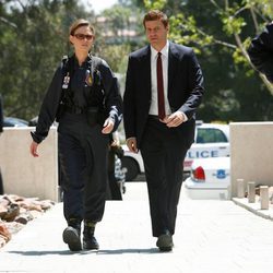 Brennan y Booth caminan en 'Bones'