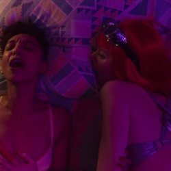 Ola y Lily mantienen relaciones sin contacto en 'Sex Education'