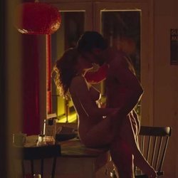 Valeria y Víctor se besan desnudos en 'Valeria'