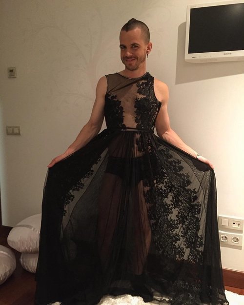 Dabiz Muñoz posa con el vestido de Cristina Pedroche de las Campanadas 2014-2015
