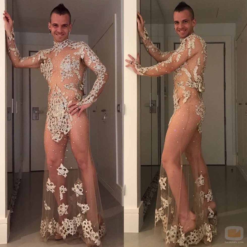 Dabiz Muñoz posa con el vestido de Cristina Pedroche de las Campanadas 2015-2016