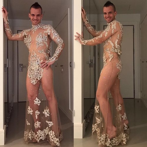 Dabiz Muñoz posa con el vestido de Cristina Pedroche de las Campanadas 2015-2016
