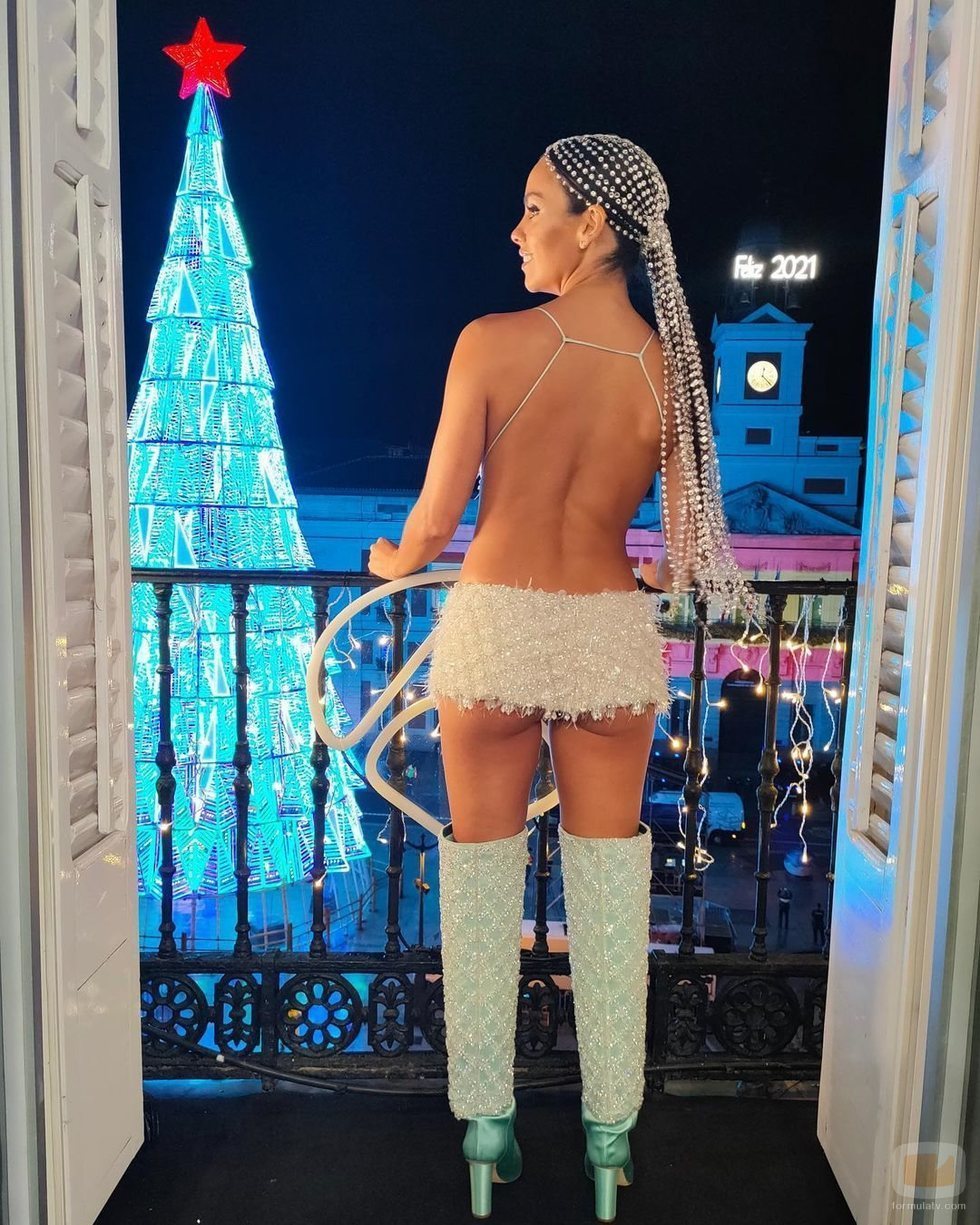 Cristina Pedroche posa de espaldas en las Campanadas 2020-2021