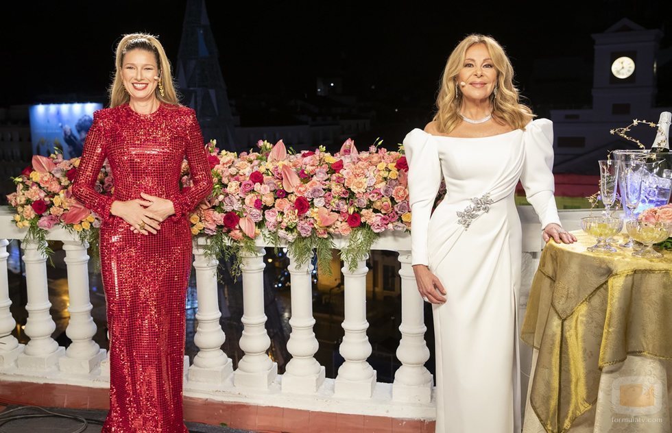 Anne Igartiburu y Ana Obregón posan en las Campanadas 2020-2021