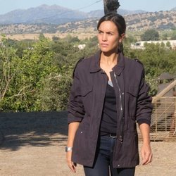 La sargento Campos (Megan Montaner) camina sola en 'La caza. Tramuntana'