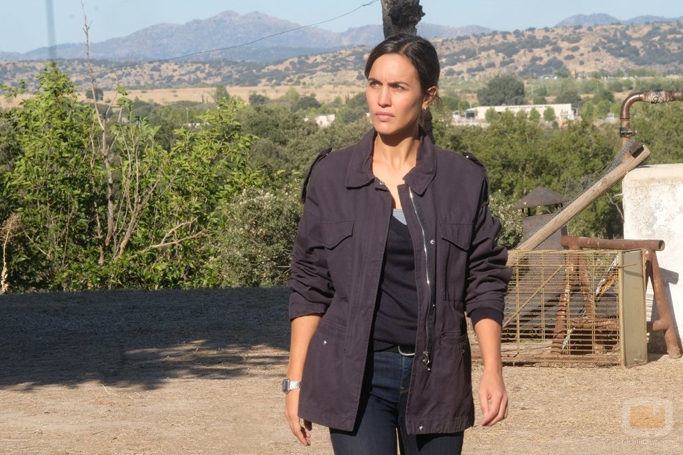 La sargento Campos (Megan Montaner) camina sola en 'La caza. Tramuntana'