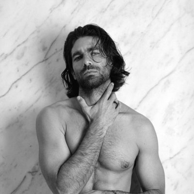 Rubén Cortada, con el torso desnudo, para Madmenmag